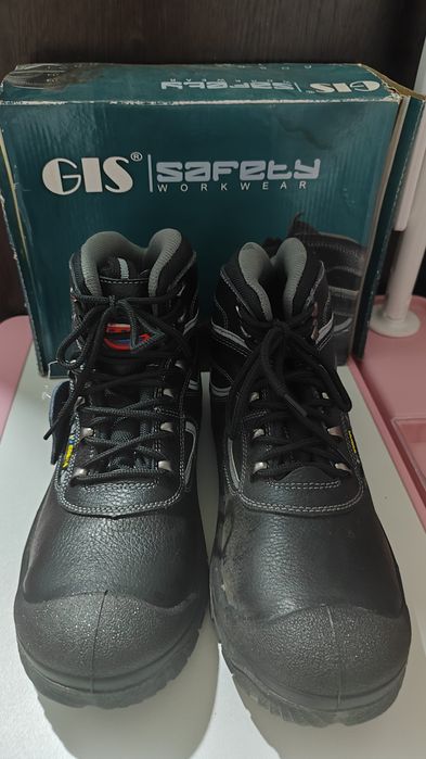 Продается новая спец.обувь