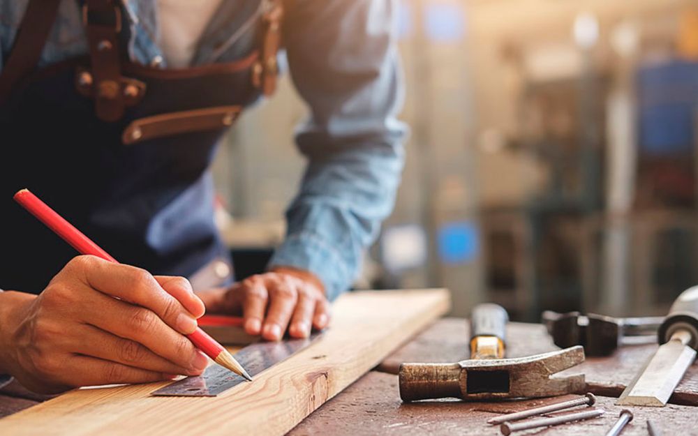 Плотник, установка дверей