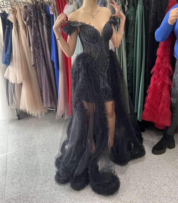 Бална рокля черна с пера