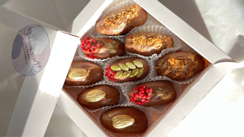 клубника, финики в шоколаде