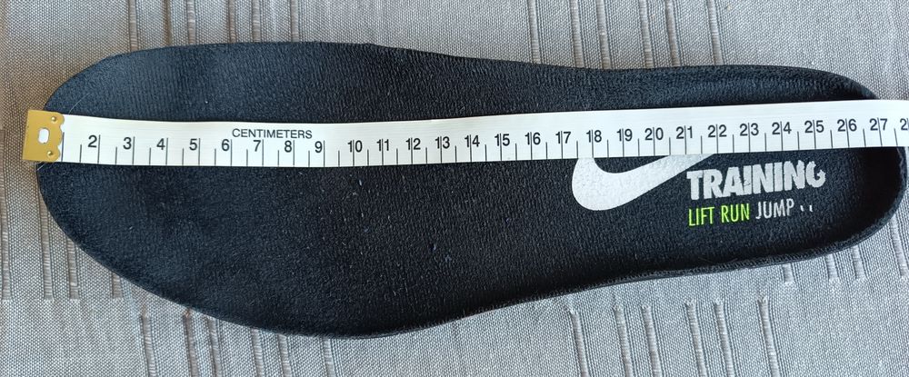 Nike оригинални маратонки номер 43,5