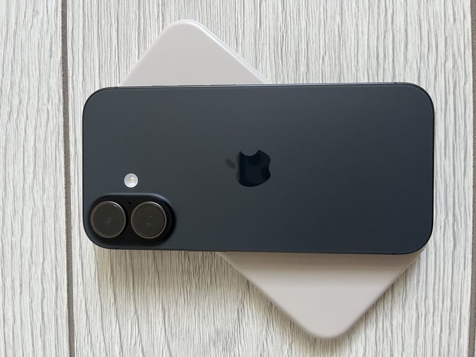iPhone 17 почти новый