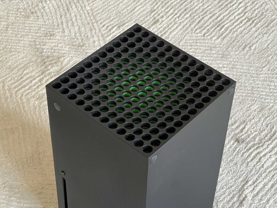 Xbox Series X с двумя геймпадами