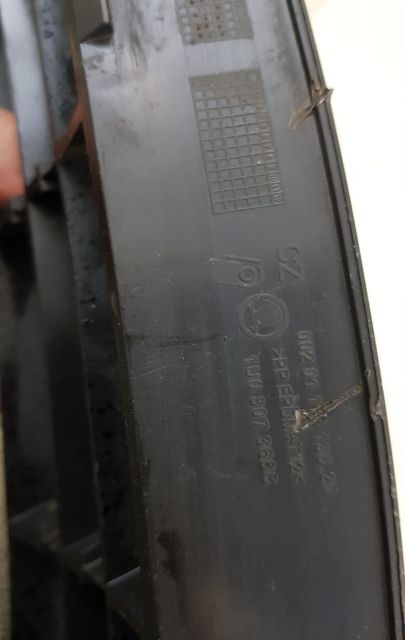 Grila bara fata  dreapta 1U0807368C Skoda Octavia prima generatie (fa