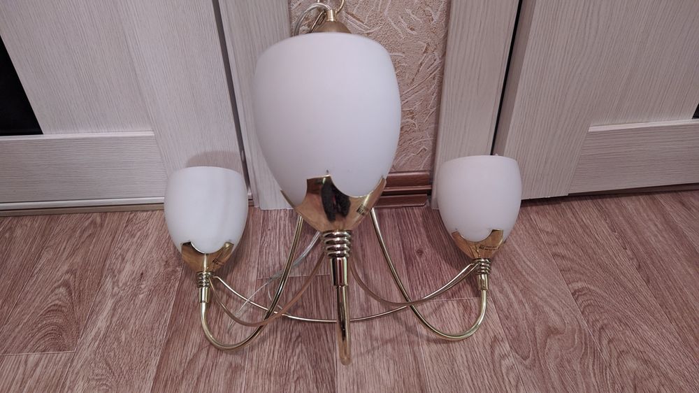 Люстра трёхрожковая.