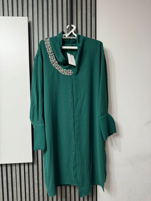 Платье новое продаю