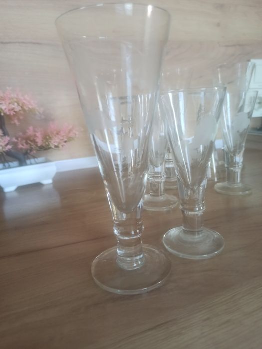 Красив комплект стъклени чаши