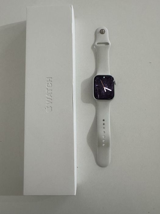 Смарт-часы Apple Watch Series 8 45 мм Aluminum серебристый-белый