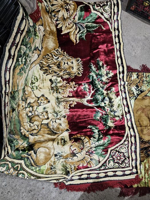 Carpetă Artizanală Vintage cu Leu, Leoaica și Puii