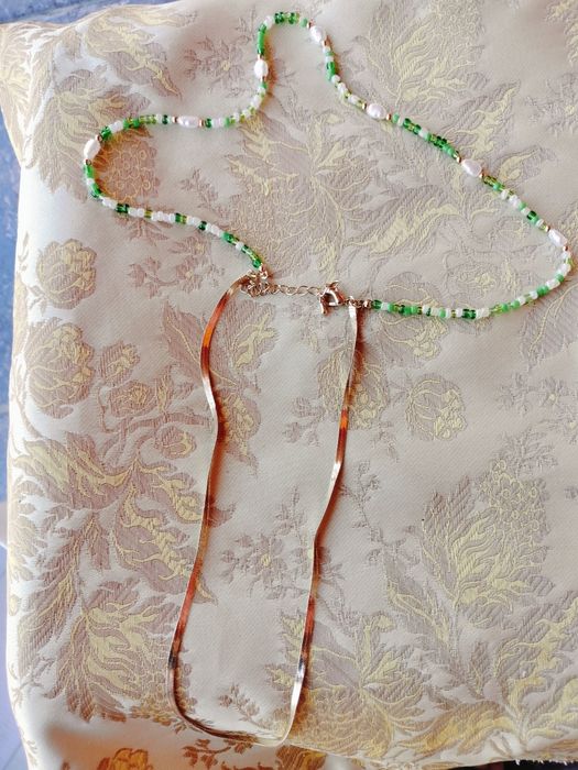 Lot 9 coliere / accesorii de damă diverse – Stiluri variate (perle, mărgele colorate, pandantive)
