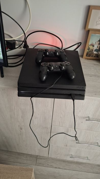 PlayStation 4 PRO 1TB 2 joystick