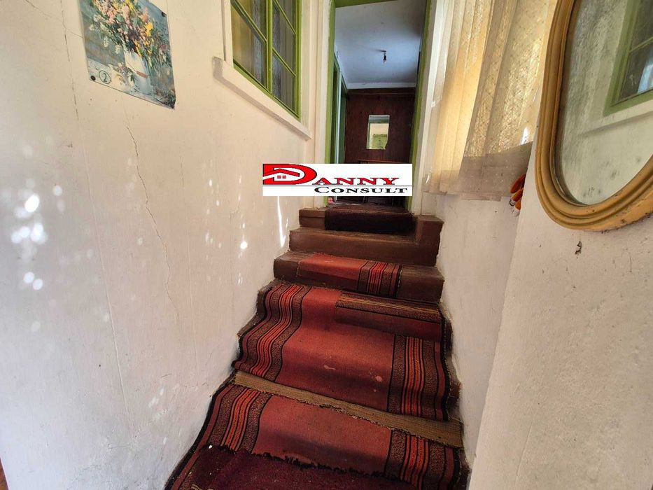 Къща на две нива с двор и кладенец в гр. Сухиндол