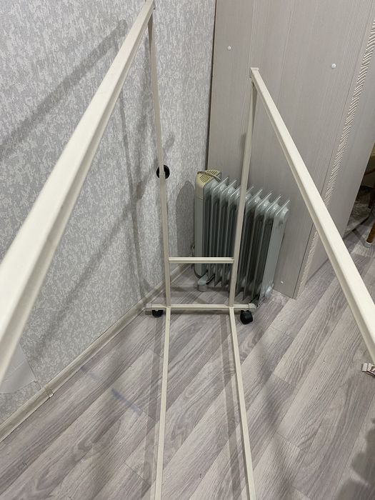 Металическая вешалка напольная