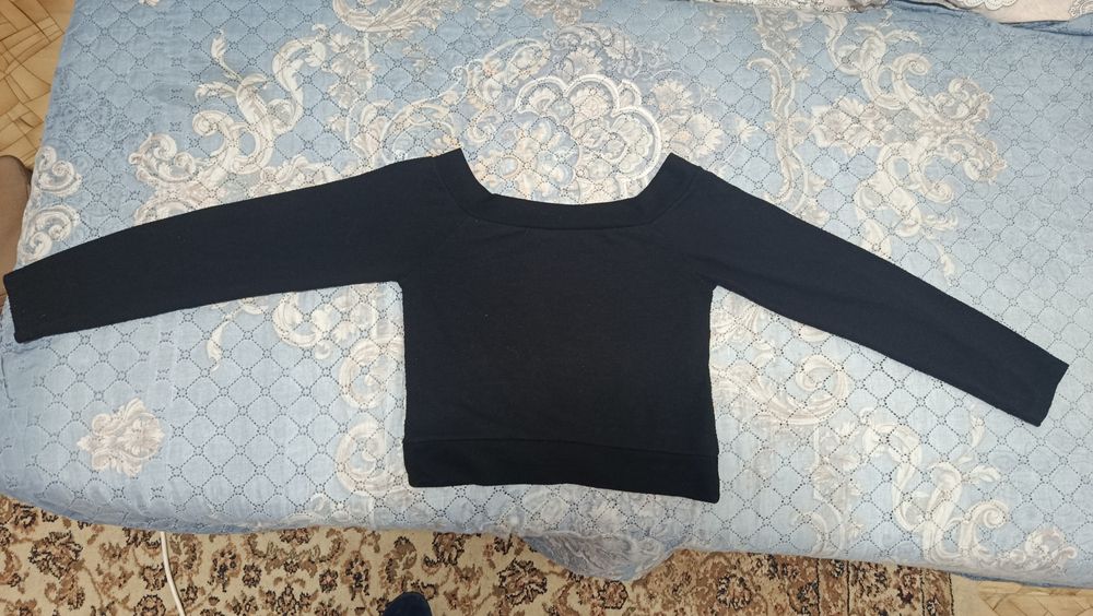 Продаю кофточку с открытой плечи !!!