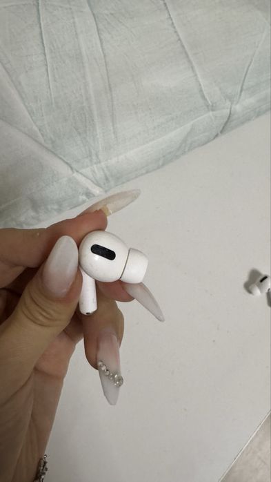 airpods pro два наушника