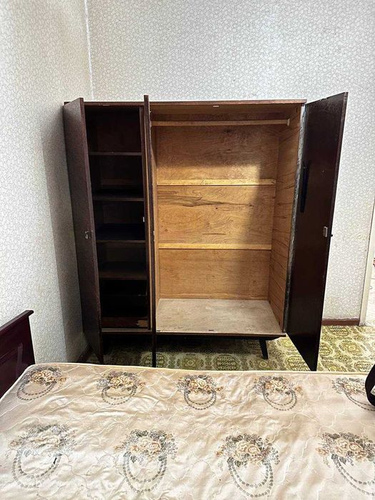 Антикварный буфет ручной работы из натурального дерева