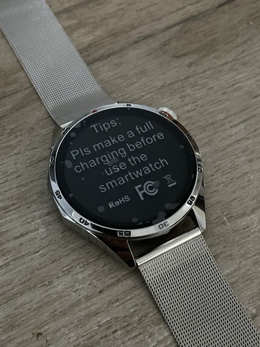 Smartwatch nou nefolosit cu folie de protecție pe ecran