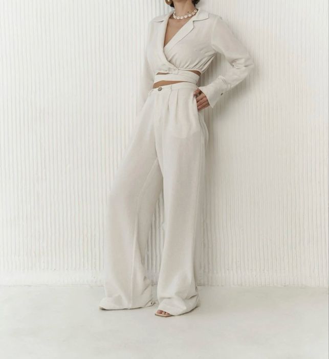 Коплект бежов панталон с риза