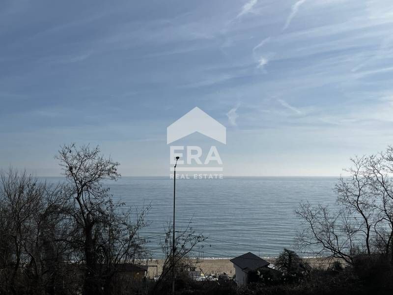 Двустаен, обзаведен, югоизточен апартамент за продажба, с морска панор