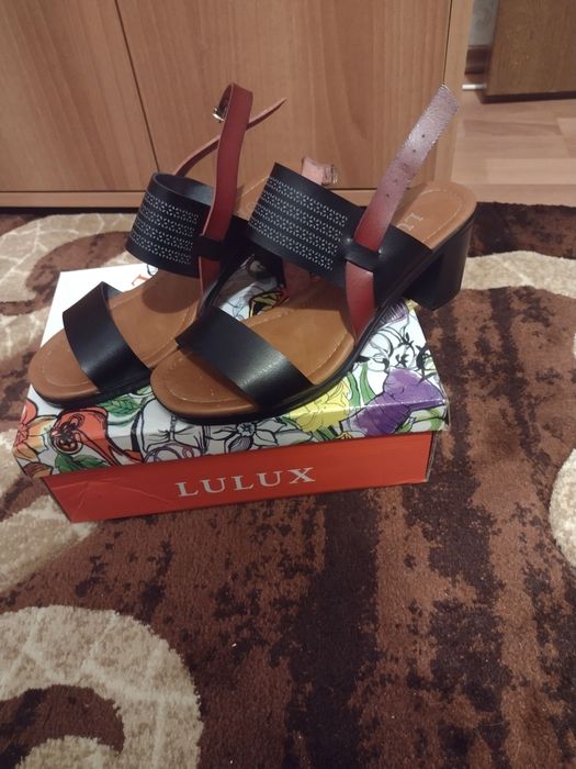 Vând sandale ,stare nou