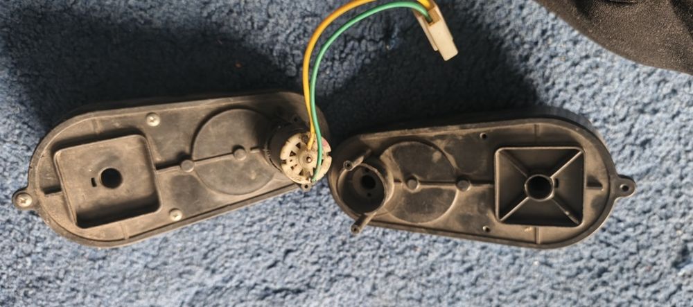 Bolalar mashinasining g‘ildirak motori sotiladi.