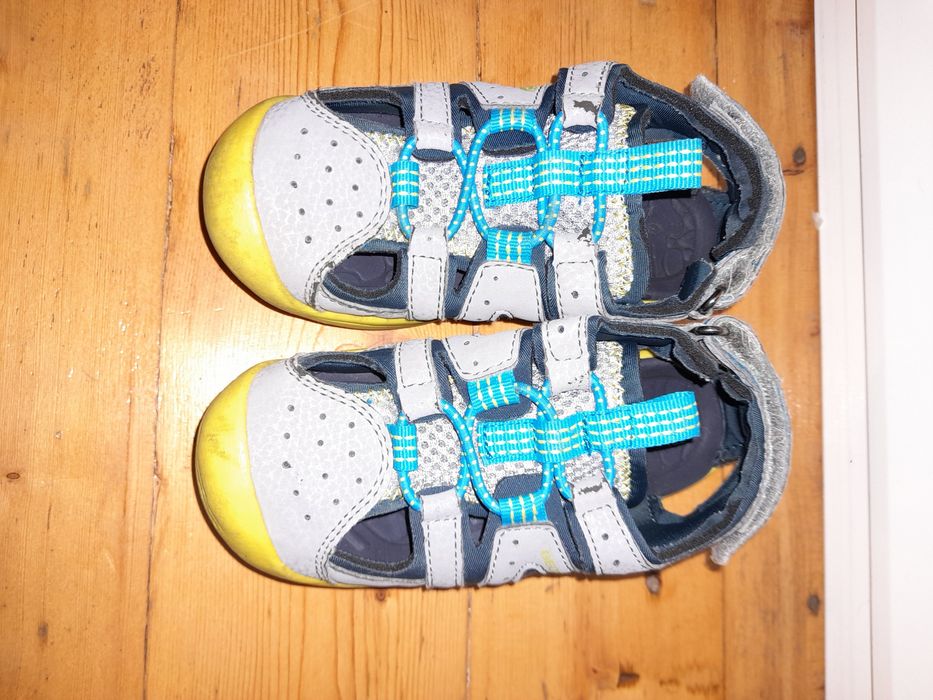 Много детски обувки .Детски ботуши КК 26н и яке бенетон