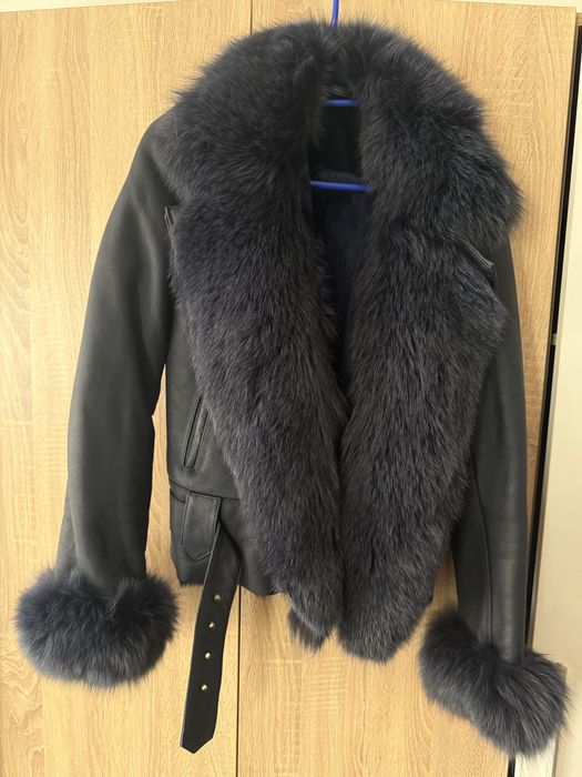 Тъмно синьо яке от естествена кожа агнешка кожа и естествен косъм