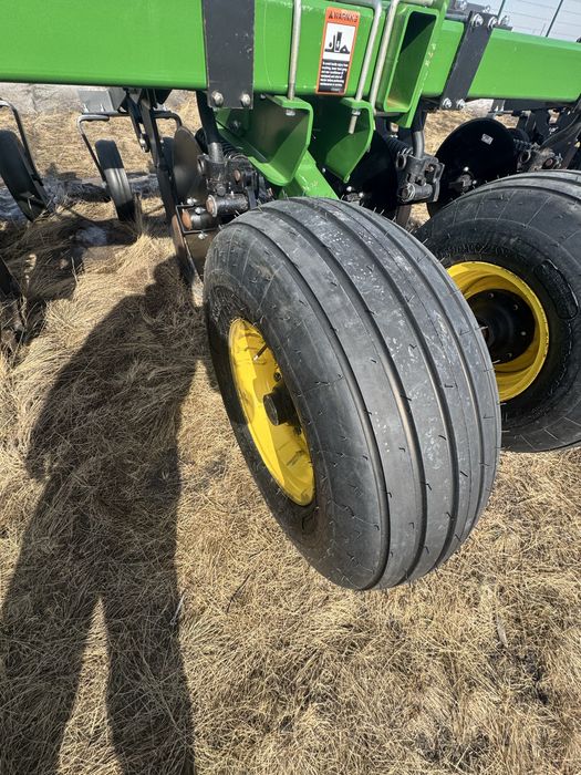 Глубокорыхлитель-щелеватель John Deere 2100