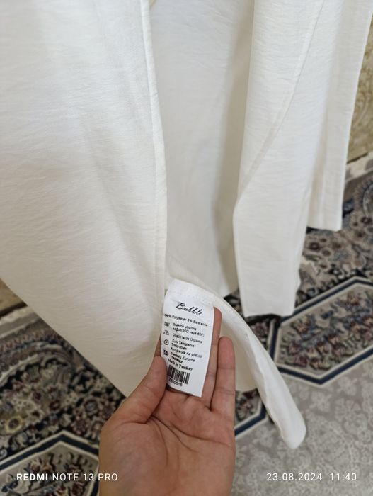 Oq yupqa tizzadan turadgan pidjak