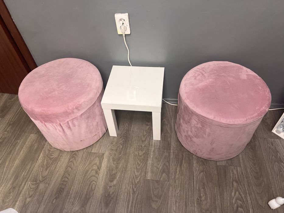 Табуретки и маса