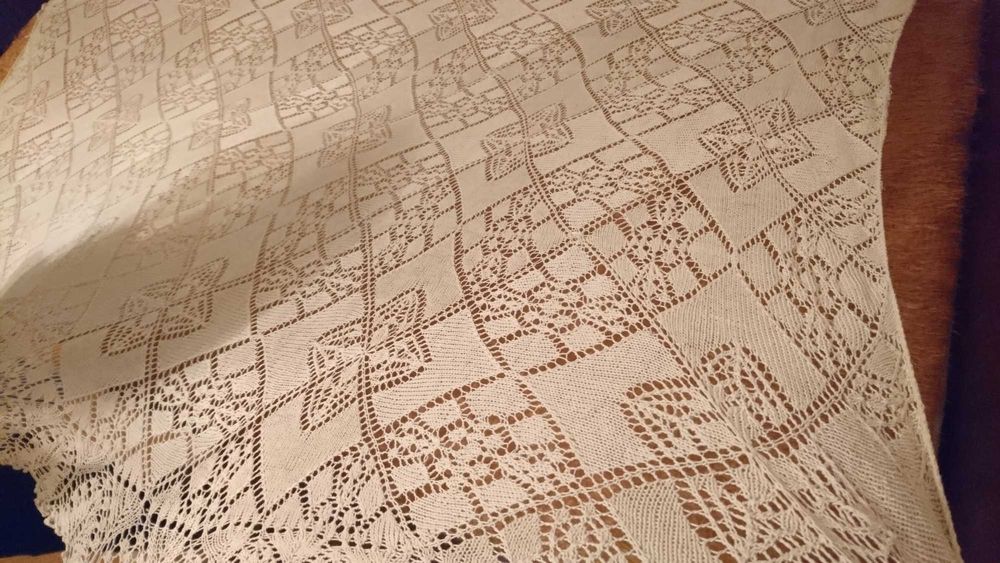 Покривка ръчна изработка чисто нова.