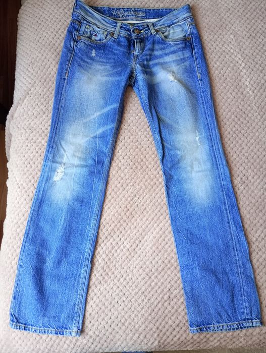 Vând blugi HILFIGER in stare bună