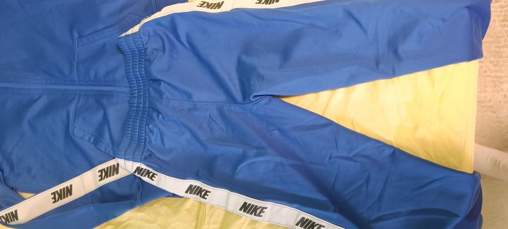 Анцунг Nike, рокля, дънки , блуза.