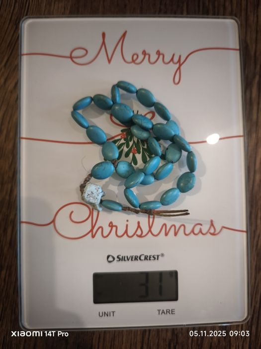 Броеница тюркоаз 
Обработен Балтийски тюркоаз, съчетан с полуобрабо