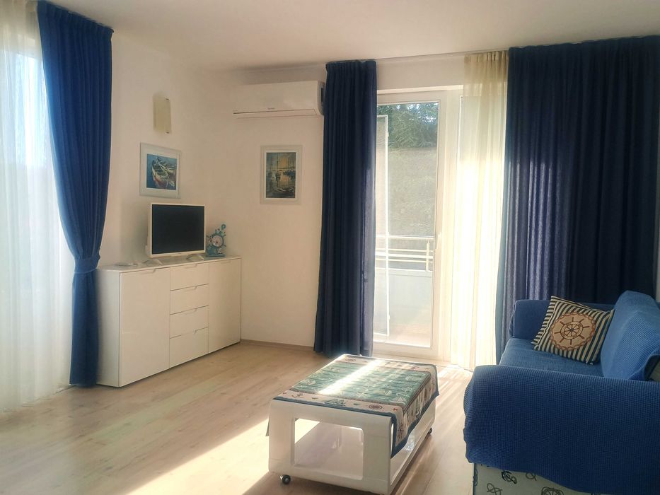 ТОП ЛОКАЦИЯ | Голям двустаен с частична гледка на първа линия на Южния плаж с басейн и паркомясто