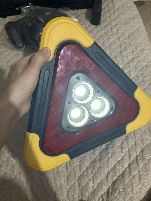 Автомобильный аварииный треугольник