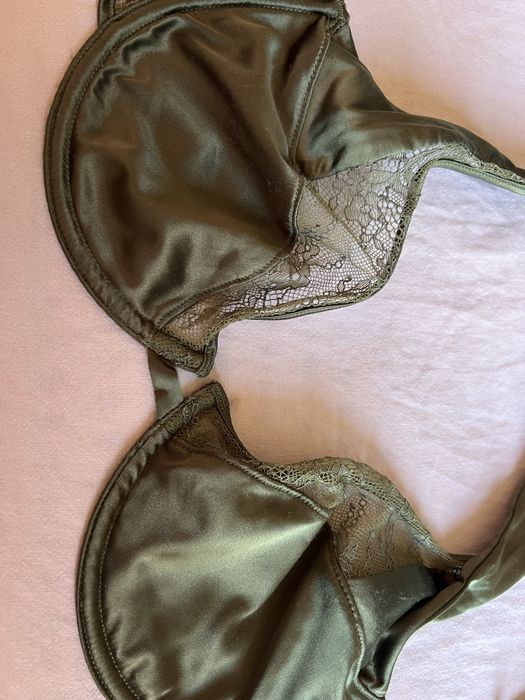 Чисто нов сатене сутиен на марката Zara