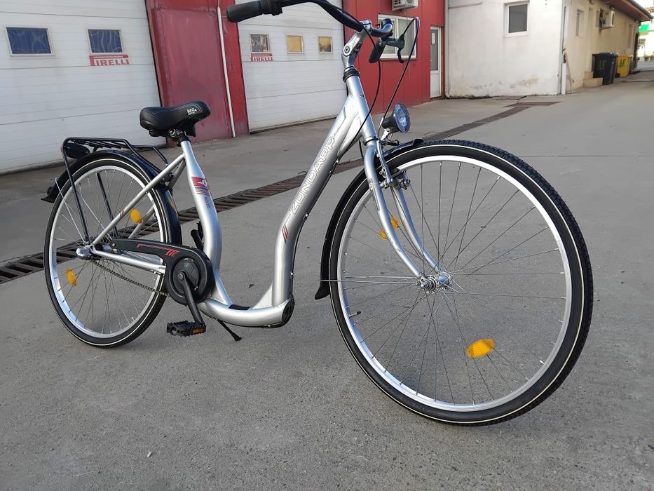 Vând bicicleta cu cadru jos pentru damă