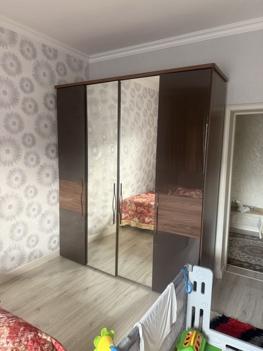 Шкаф и два комода с зеркалом