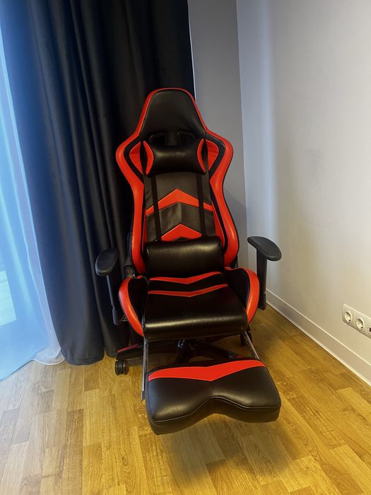 Scaun de gaming rosu cu negru cu suport pentru picioare