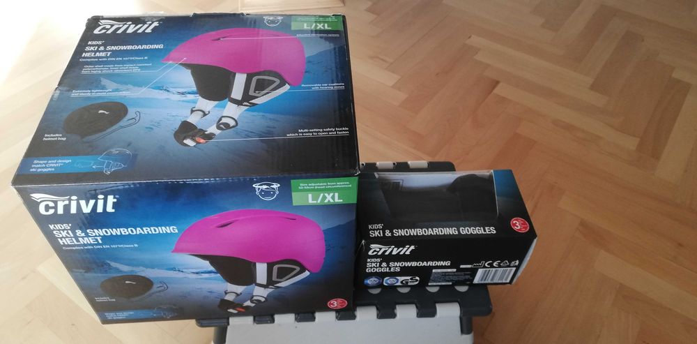 Детска ски каска и очила за момиче