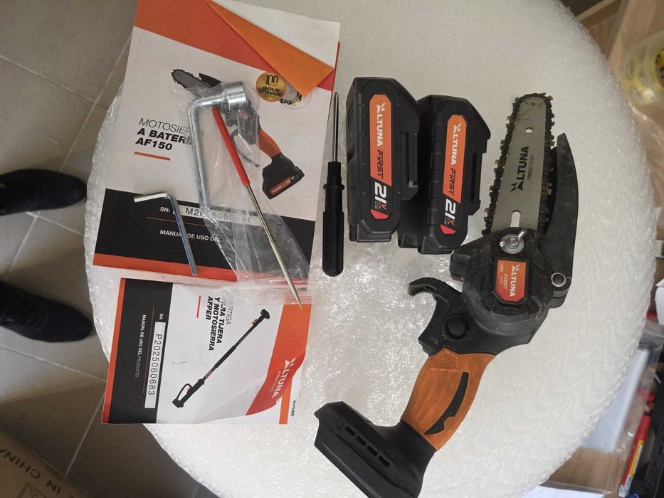 Kit de tăiere cu baterie Altuna Titanium - Mini Drujbă cu 2 baterii