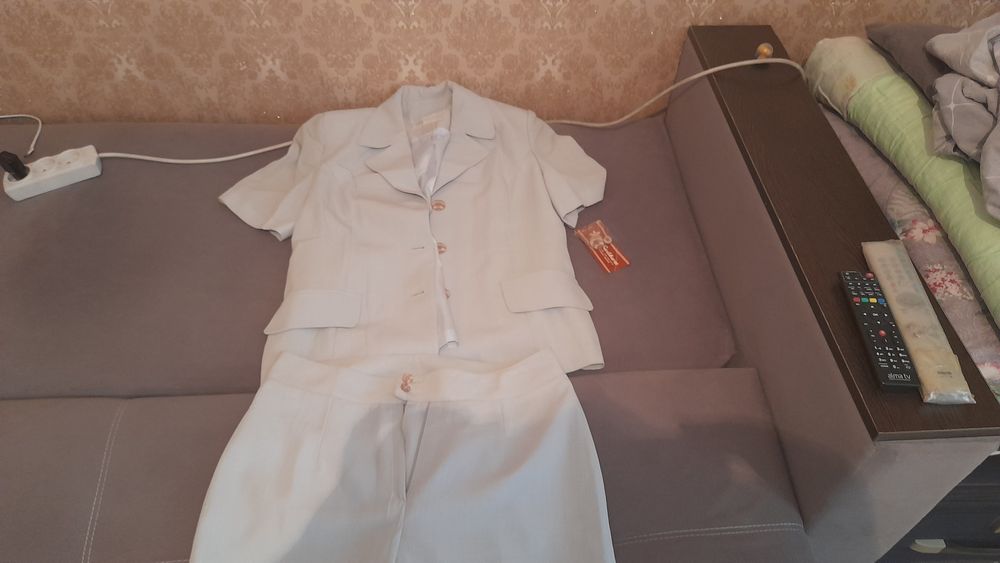 Продам костюм брючный