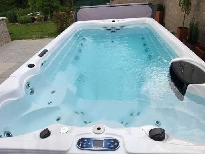 Piscină spa cu hidromasaj și aeromasaj