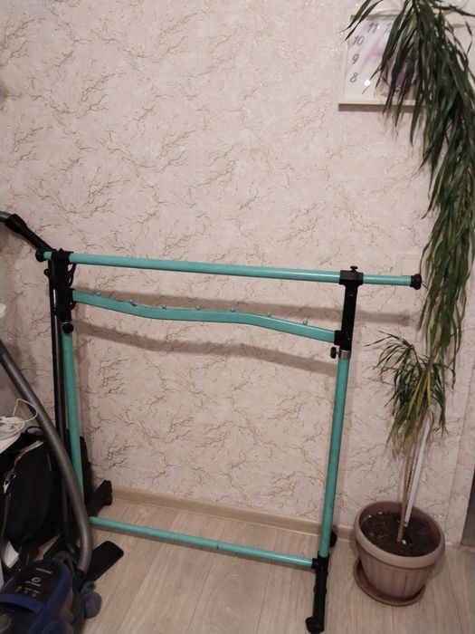 Продам люстру и вешалку под одежду