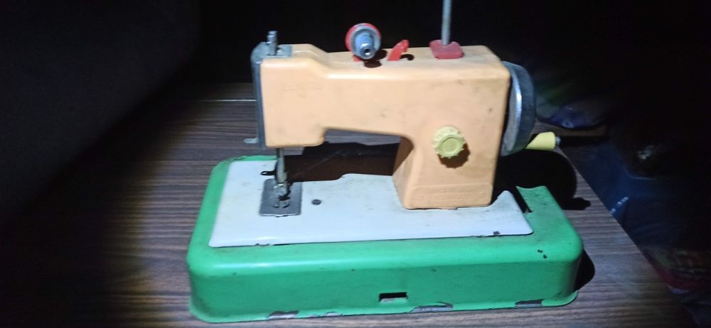 Jucarii obiecte geamantan vechi epoca comunista