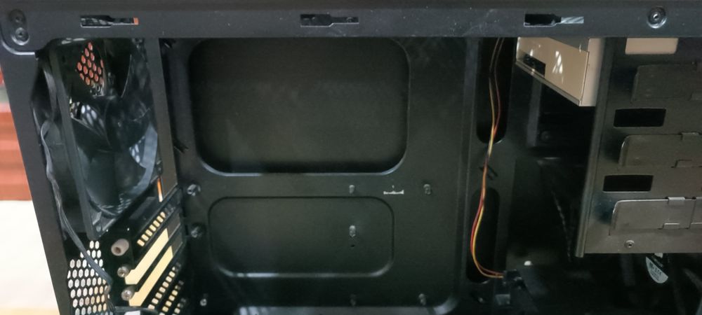 Продам компьютерный корпус с блоком питания