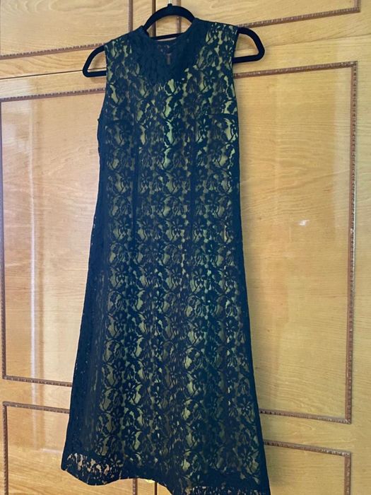 Vand rochii din dantela pe atlas