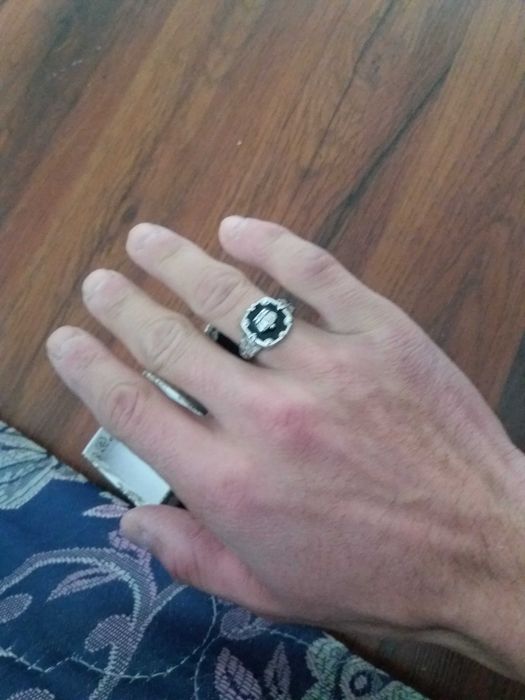 продам кольцо с коробкой