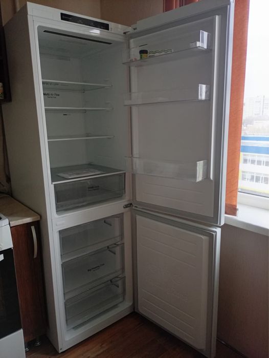 Холодильник LG в идеальном состоянии